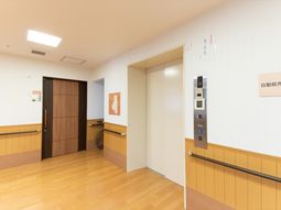 廊下とエレベーターの入口