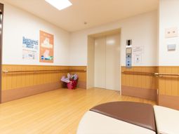 廊下と掲示物の明るい空間