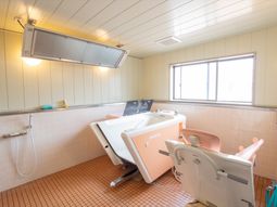 明るい浴室の設備