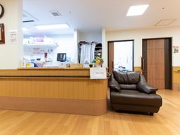 フロントとソファの室内風景