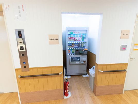 休憩スペースの自動販売機