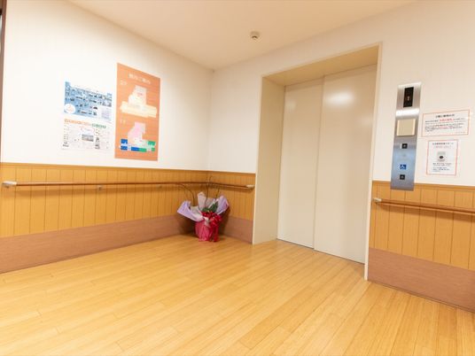 廊下とエレベーターの一角