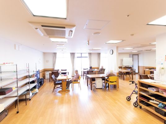 機能訓練指導員と利用者の多目的室