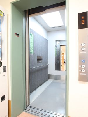 広々としたエレベーター