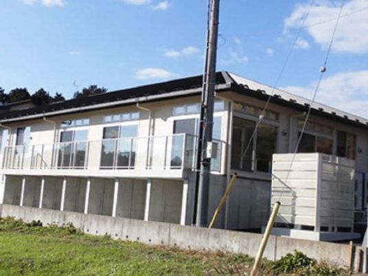 明るい外観の建物