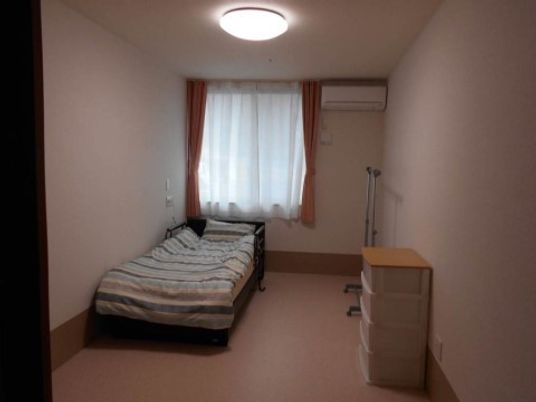 シンプルな居室の一角