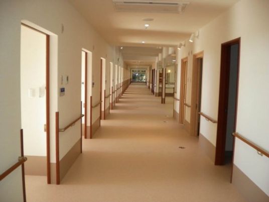 手すり付き明るい廊下