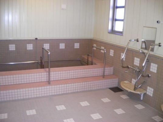 バリアフリー設計の浴室