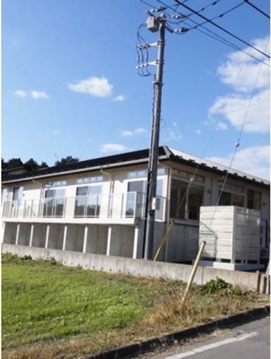 明るい日差しの居室外観