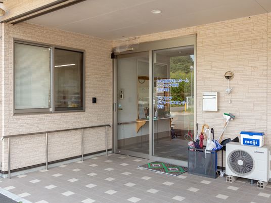 エントランス前の清潔な外観