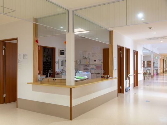 スタッフエリアの清潔な廊下