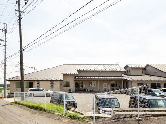 住宅街の明るい外観