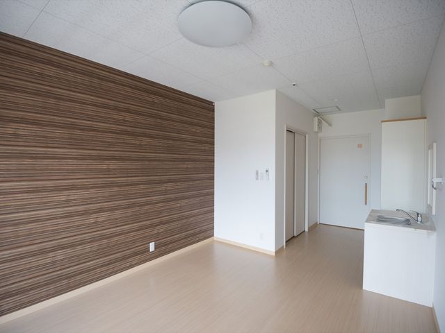 シンプルな洋室の一角 居室 広々とした明るい空間の個室です。ミニキッチンが付いており、自由にお食事の準備も行えます。