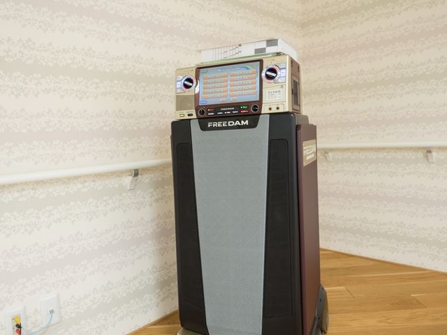 歌声を楽しむカラオケ機器 カラオケ 多様な機能を備えたカラオケ機器が、皆さんのひとときを楽しく彩ります。音楽を通してコミュニケーションがはぐくまれる空間です。