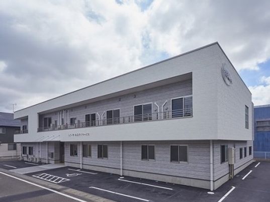 白亜の建物と駐車場