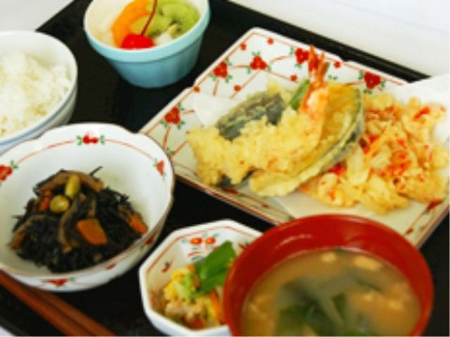 彩り豊かな和食の膳 お食事 栄養バランスを考えた和食メニューです。食事の時間が楽しみになるような彩りと工夫を凝らしています。