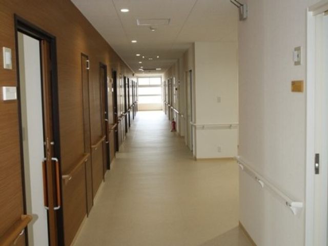 廊下の明るいイメージ 廊下 手すりが整ったきれいな廊下は、ゆったりとして歩きやすい配置になっています。安全に配慮された設計で、働きやすい環境が整っています。