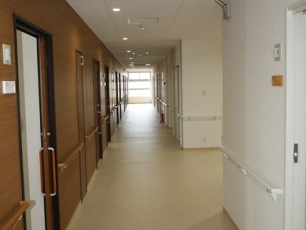 明るい木目調の廊下