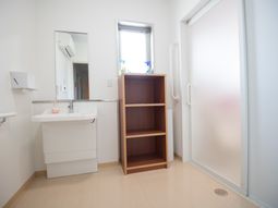 清潔感ある居室の洗面所