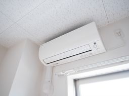 白色のエアコン設置部屋