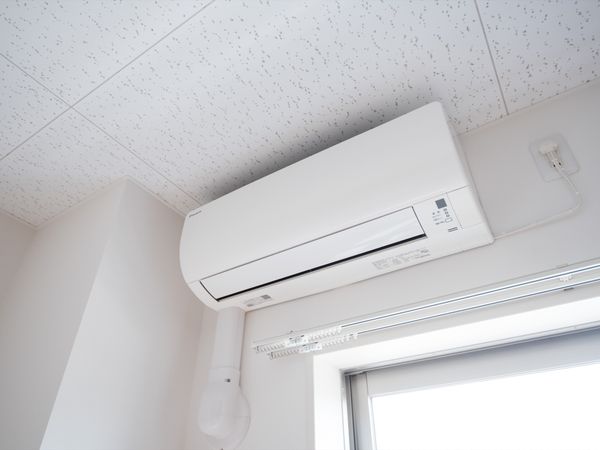 白色のエアコン設置部屋