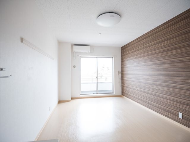 明るい居室の一角 居室 広々とした居室は自然光が差し込み、快適な生活空間を提供しています。エアコン完備で年間を通じて快適にお過ごしいただけます。