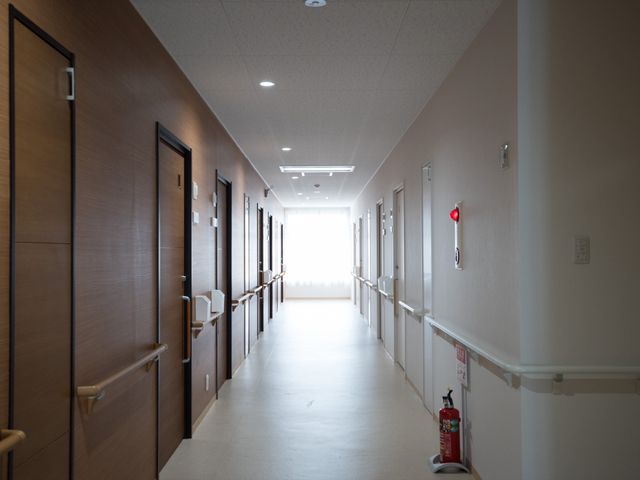 明るく清潔な廊下 通路 手すり付きの廊下は、快適な移動のために広々としており、清潔感が保たれた安心の空間です。