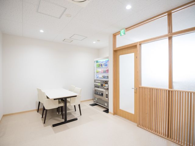 休憩スペースの清潔な居室 自動販売機 すっきりとした休憩室は、清潔感のある空間です。軽食や自動販売機の飲み物を楽しむことができます。