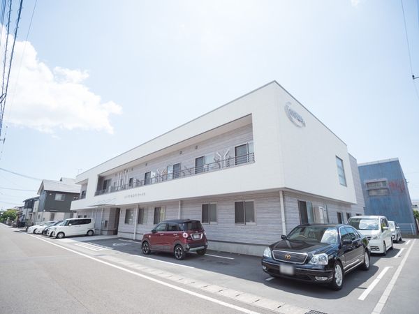 明るい日差しの施設外観