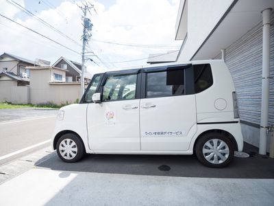 白い送迎車両駐車中
