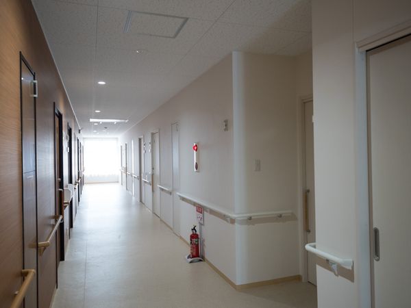 明るい廊下の風景