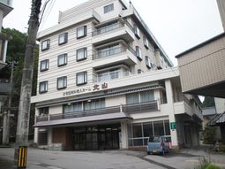 白い建物の外観