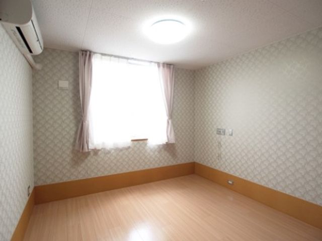明るい空間の居室 居室 ゆったりとした空間の居室です。明るく清潔感のあるこの部屋は、新たな職場にふさわしい環境を提供します。