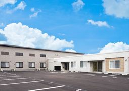 白い建物と青い空の外観