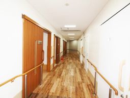 明るい木目調の廊下