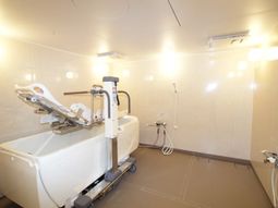 機器が整った明るい浴室