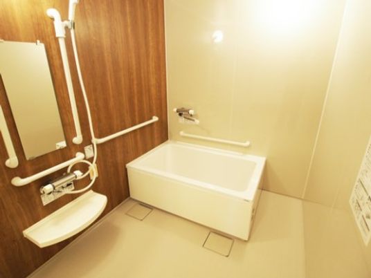 バリアフリー設計の浴室