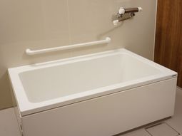 白い浴槽と安全手すり