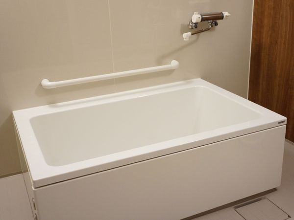 白い浴槽と安全手すり