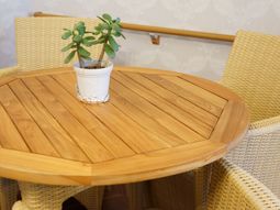 木製テーブルと籐の椅子