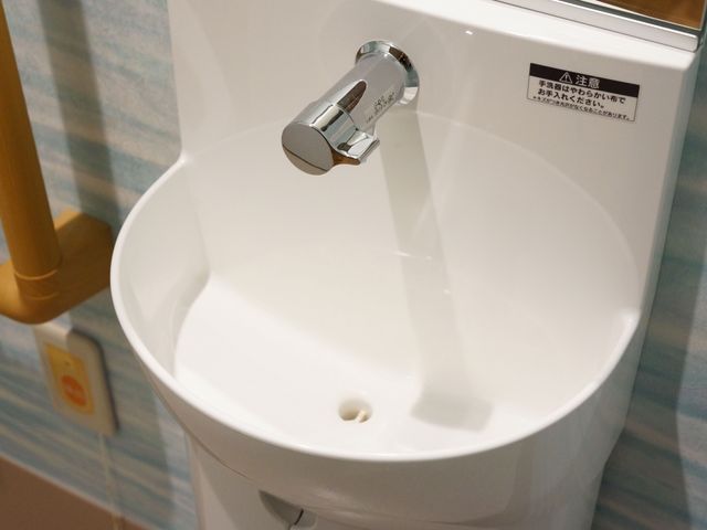手洗い場のクローズアップ 洗面台 衛生管理に優れた清潔な手洗い場は、利用者の健康を考えた設計です。使いやすさにこだわり、安心して勤務できる環境が整っています。