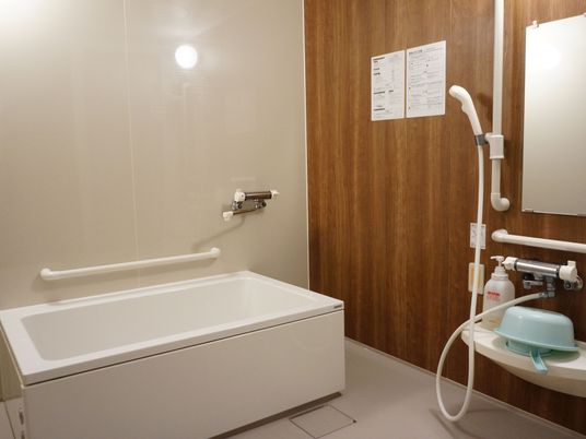 バリアフリー設計の浴室