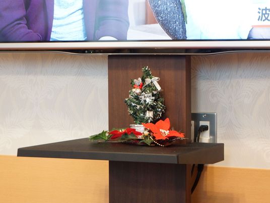 クリスマス飾りのある棚