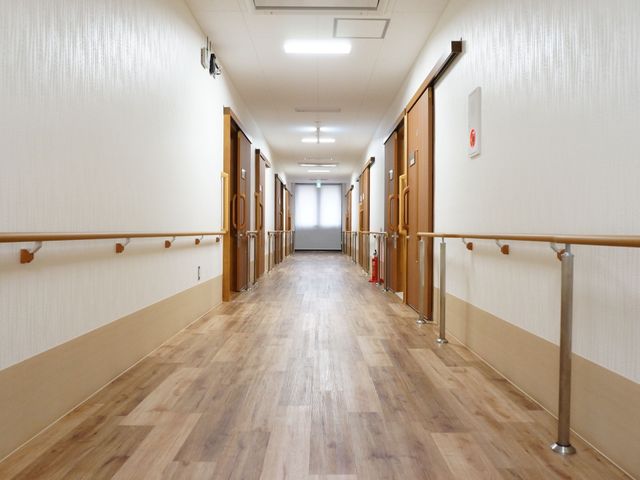 明るい廊下 廊下 ゆったりとした通路は明るく、手すりが整っており、安全に移動できる設計になっています。