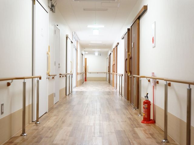 手すり付きの清潔な廊下 廊下 ゆったりとした通路が続く廊下は、手すりが整っており、安心して歩行することができます。モダンで清潔感のあるデザインが特徴です。