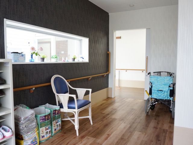廊下にあるケア用品 廊下 床にはすべりにくい素材が使用されており、手すりも設置されていますので、安全にご移動いただけます。車椅子も準備されており、日常生活に便利な環境が整っています。
