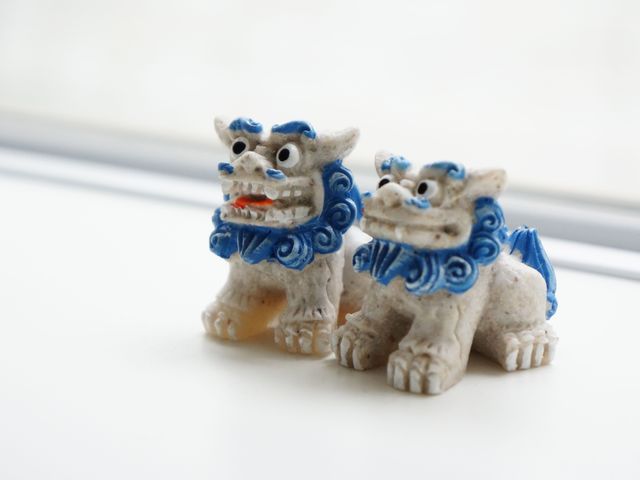 青い飾りの小さな獅子像二体 置物 和風のアクセントが特徴的な空間で、心安らぐひとときをお過ごしいただけます。