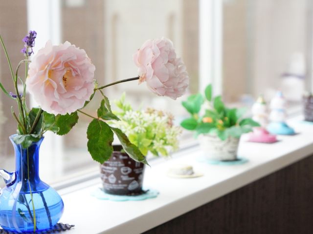 窓辺の花と手作り雑貨 花 色とりどりの花々と手作り感のある雑貨が並ぶ明るい空間です。心安らぐ環境でのお仕事をお探しなら、ぜひご検討ください。