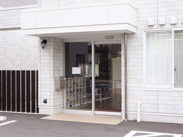 エントランスの外観 玄関 清潔感のあふれるエントランスは、明るく開放的な雰囲気。どなたでも安心してお越しいただける設計です。