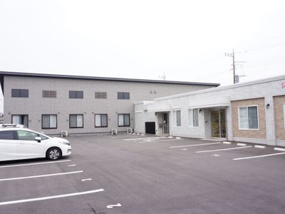 広々とした駐車場のある外観
